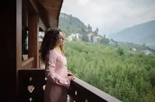 Dhaakad girl Kangana Ranaut built a house in the middle of the hills, designed with river stones and wood