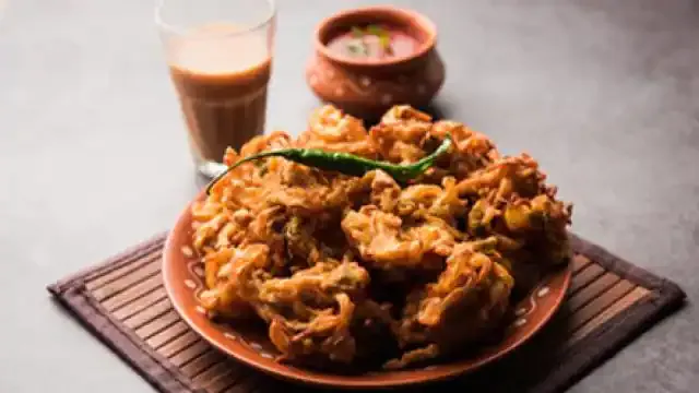 Enjoy hot pakodas in rainy season, learn easy recipe to make
