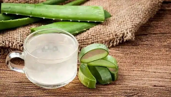 This thing applied with aloe vera on the face at night, acne will disappear
