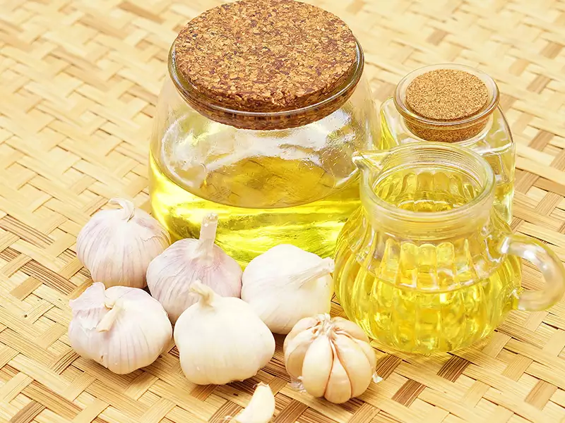 Use Garlic Oil for lifeless hair in changing seasons