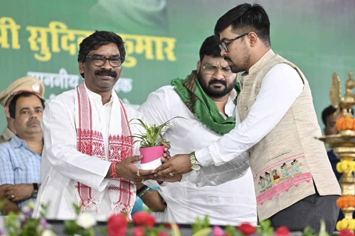 Ranchi Jharkhand News Hemant Soren Jharkhand CM Giridih The government is continuously communicating with the public, CM Hemant Soren in Giridih…