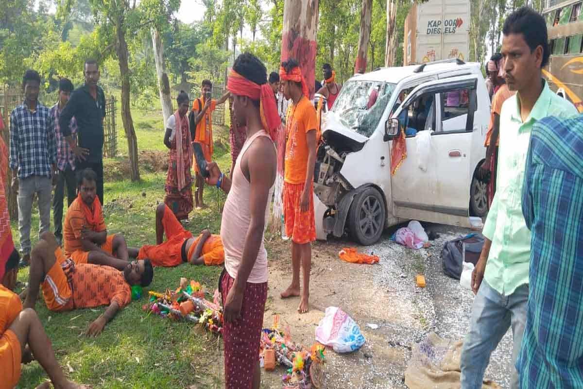Dumka Basukinath Nath The car of devotees returning home after offering prayers lost control and collided with a roadside tree