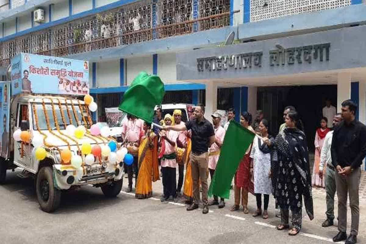 Lohardaga Deputy Commissioner Dr. Waghmare Prasad Krishna flagged off the awareness chariot