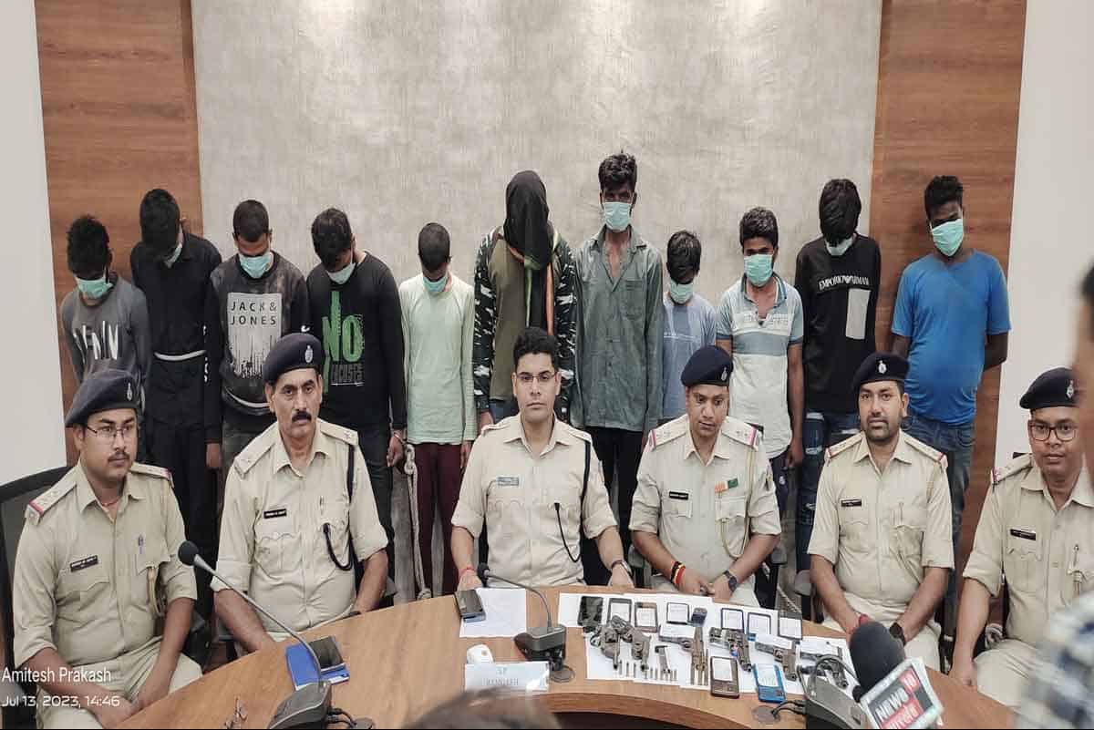 Ramgarh Police arrested 11 criminals with illegal weapons