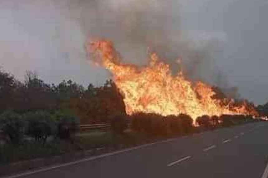 Jharkhand Suddenly oil tanker overturned on the road and fire started blazing