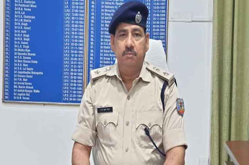 Ranchi SSP Chandan Kumar Sinha put Thakur village police station in-charge Krishna Kumar on the line.