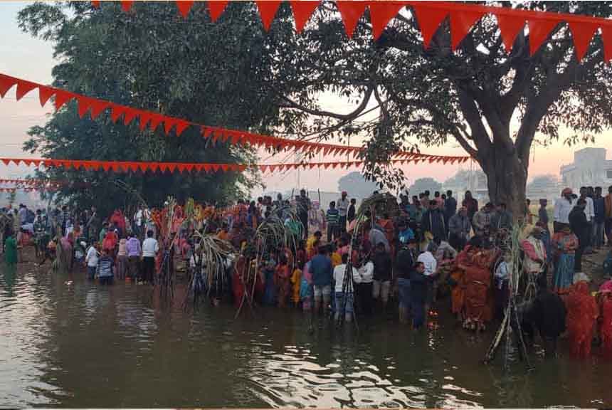 ranchi-chhath-festival-concludes-with-offering-arghya-to-the-rising-sun