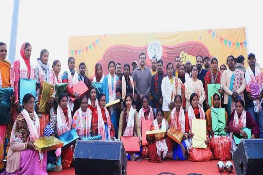 Sudesh Mahato honored 75 excellent farmers in Goonj Mahotsav