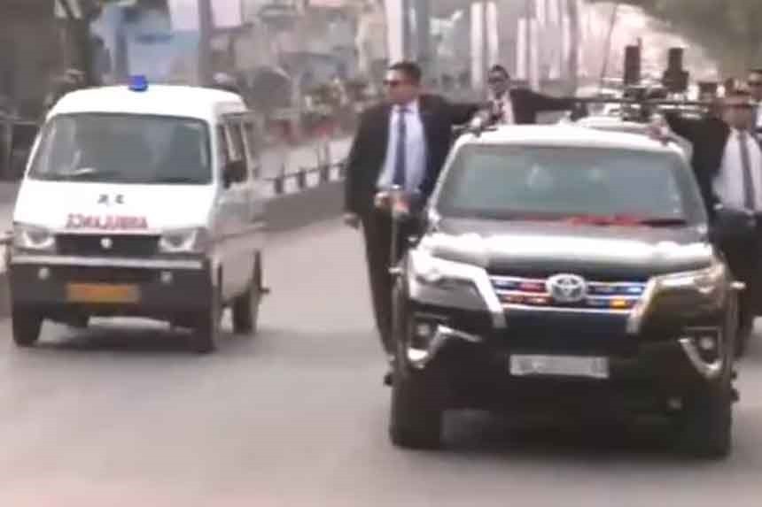 Varanashi PM Modi stopped the convoy to give way to an ambulance During his road show