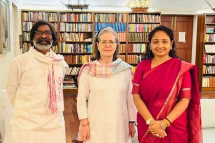 CM Hemant met Sonia Gandhi with wife Kalpana