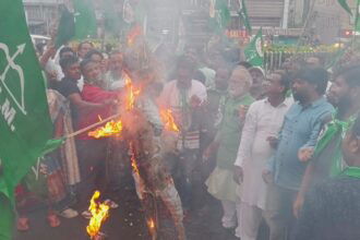 burnt the effigy of MP Nishikant Dubey